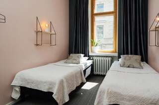 Хостелы The Yard Hostel Хельсинки Двухместный номер с 2 отдельными кроватями и общей ванной комнатой-4