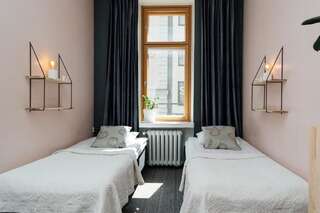Хостелы The Yard Hostel Хельсинки Двухместный номер с 2 отдельными кроватями и общей ванной комнатой-13