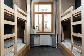 Хостелы The Yard Hostel Хельсинки Кровать в общем 4-местном номере для мужчин и женщин-1