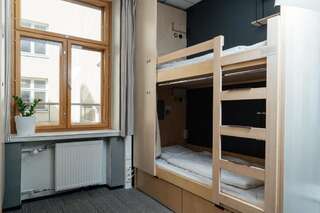 Хостелы The Yard Hostel Хельсинки Кровать в общем 4-местном номере для мужчин и женщин-4