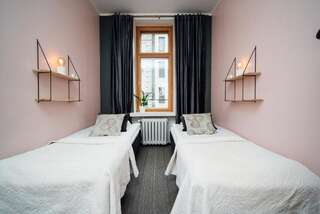 Хостелы The Yard Hostel Хельсинки Двухместный номер с 2 отдельными кроватями и общей ванной комнатой-1