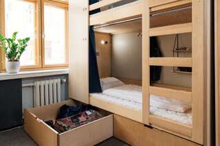 Хостелы The Yard Hostel Хельсинки Кровать в общем 8-местном номере для мужчин и женщин-1